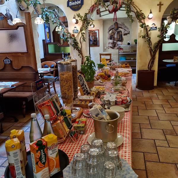 buffet intero sala colazioni #hotelvittora #colazioni #rivadelgarda #lagodigarda 